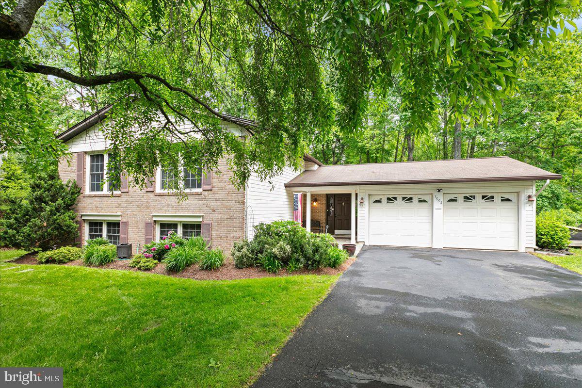 7002 BARNACLE PL, BURKE, Virginia 22015, 5 Bedrooms Bedrooms, ,3 BathroomsBathrooms,Residential,For sale,7002 BARNACLE PL,VAFX2232864 MLS # VAFX2232864