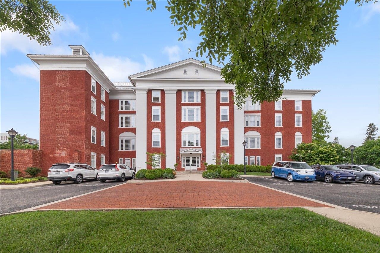 100 VILLAGE DR, STAUNTON, Virginia 24401, 2 Bedrooms Bedrooms, ,2 BathroomsBathrooms,Residential,100 VILLAGE DR,664682 MLS # 664682