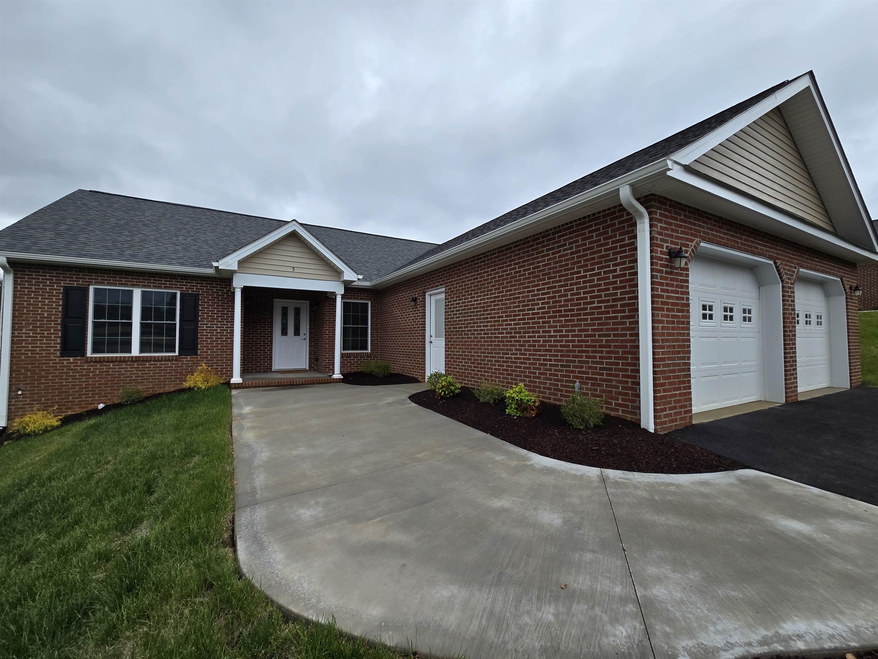 5 RIVER OAK DR, STAUNTON, Virginia 24401, 3 Bedrooms Bedrooms, ,2 BathroomsBathrooms,Residential,5 RIVER OAK DR,664683 MLS # 664683