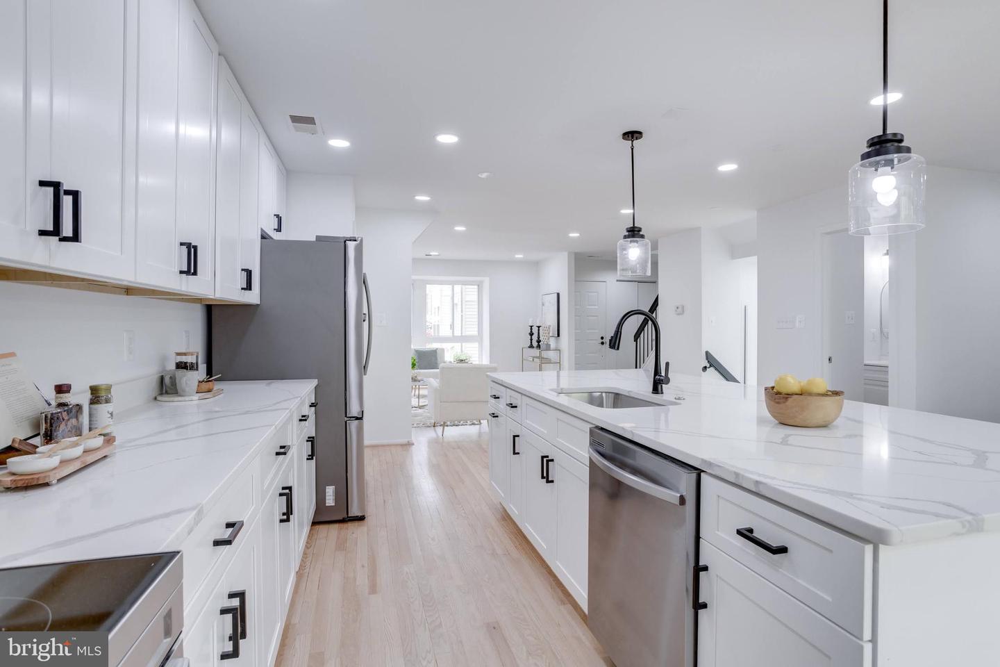 6072 HOLLOW HILL LN, SPRINGFIELD, Virginia 22152, 3 Bedrooms Bedrooms, ,3 BathroomsBathrooms,Residential,For sale,6072 HOLLOW HILL LN,VAFX2234628 MLS # VAFX2234628