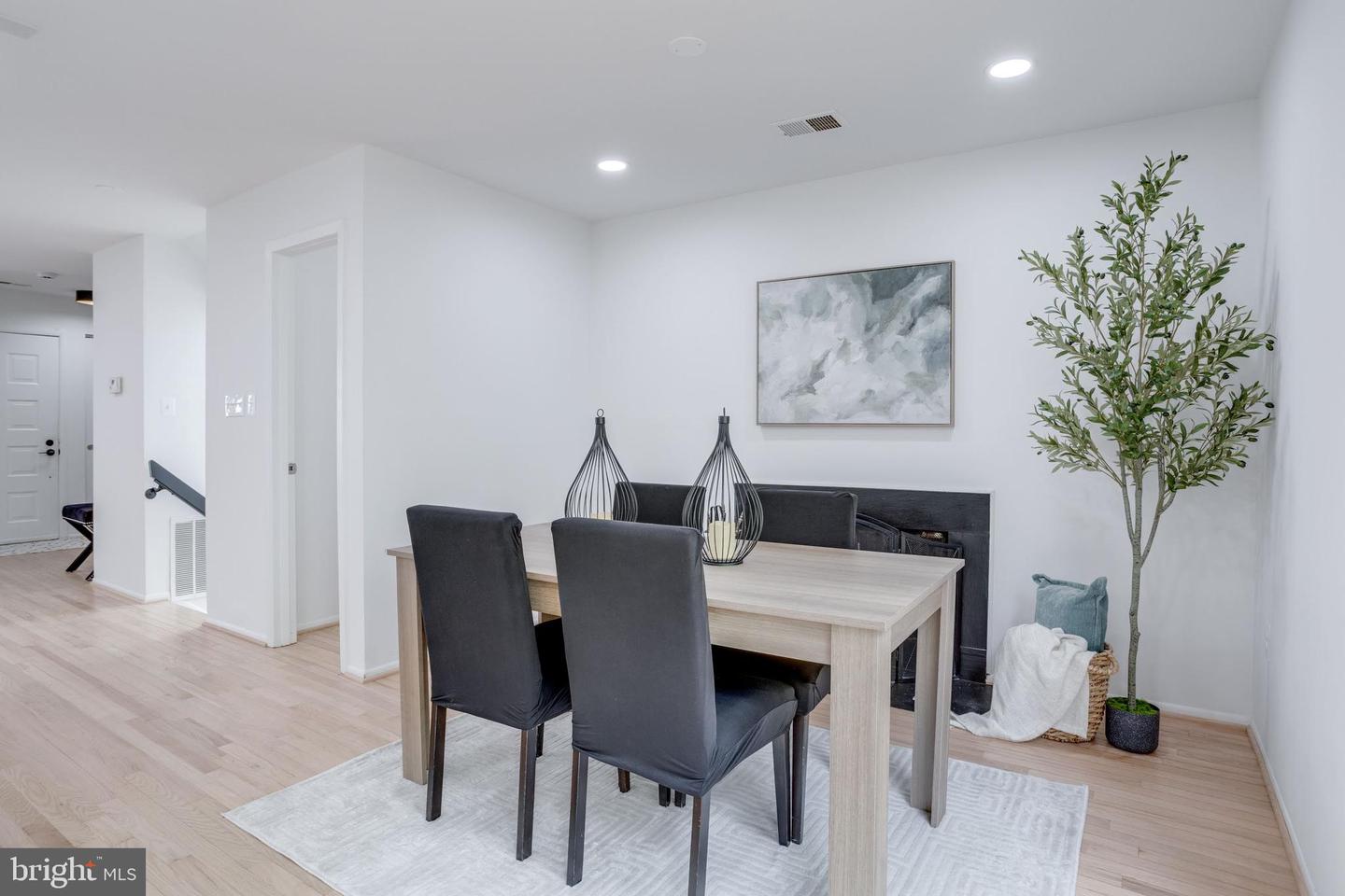 6072 HOLLOW HILL LN, SPRINGFIELD, Virginia 22152, 3 Bedrooms Bedrooms, ,3 BathroomsBathrooms,Residential,For sale,6072 HOLLOW HILL LN,VAFX2234628 MLS # VAFX2234628