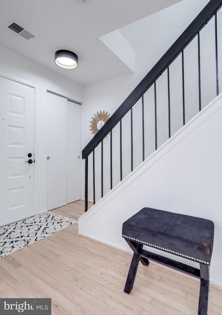 6072 HOLLOW HILL LN, SPRINGFIELD, Virginia 22152, 3 Bedrooms Bedrooms, ,3 BathroomsBathrooms,Residential,For sale,6072 HOLLOW HILL LN,VAFX2234628 MLS # VAFX2234628