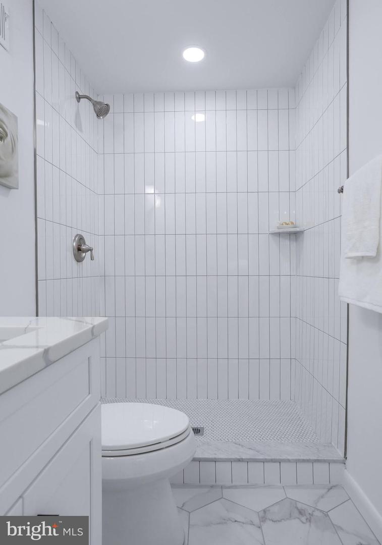 6072 HOLLOW HILL LN, SPRINGFIELD, Virginia 22152, 3 Bedrooms Bedrooms, ,3 BathroomsBathrooms,Residential,For sale,6072 HOLLOW HILL LN,VAFX2234628 MLS # VAFX2234628