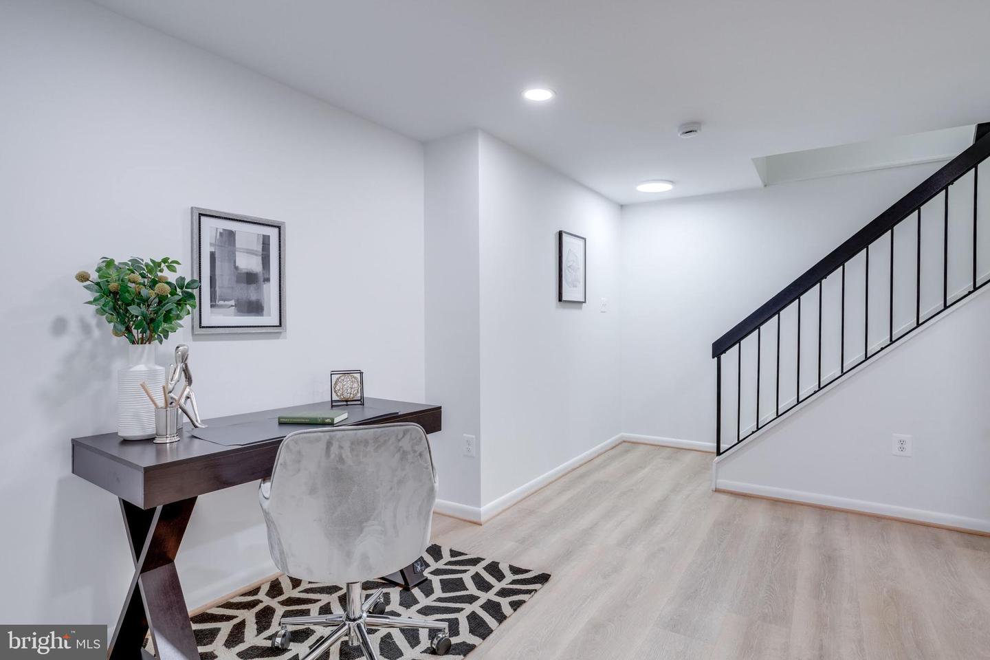 6072 HOLLOW HILL LN, SPRINGFIELD, Virginia 22152, 3 Bedrooms Bedrooms, ,3 BathroomsBathrooms,Residential,For sale,6072 HOLLOW HILL LN,VAFX2234628 MLS # VAFX2234628