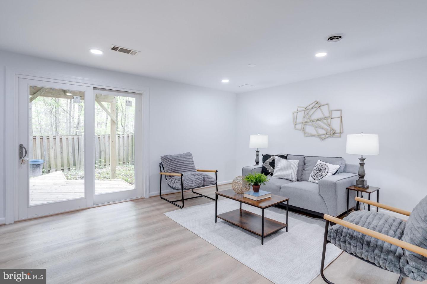 6072 HOLLOW HILL LN, SPRINGFIELD, Virginia 22152, 3 Bedrooms Bedrooms, ,3 BathroomsBathrooms,Residential,For sale,6072 HOLLOW HILL LN,VAFX2234628 MLS # VAFX2234628