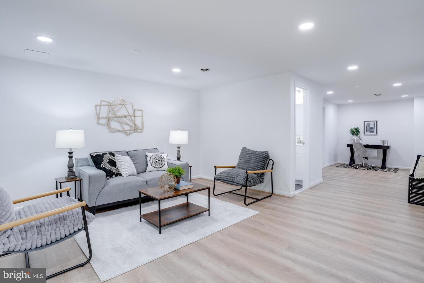 6072 HOLLOW HILL LN, SPRINGFIELD, Virginia 22152, 3 Bedrooms Bedrooms, ,3 BathroomsBathrooms,Residential,For sale,6072 HOLLOW HILL LN,VAFX2234628 MLS # VAFX2234628