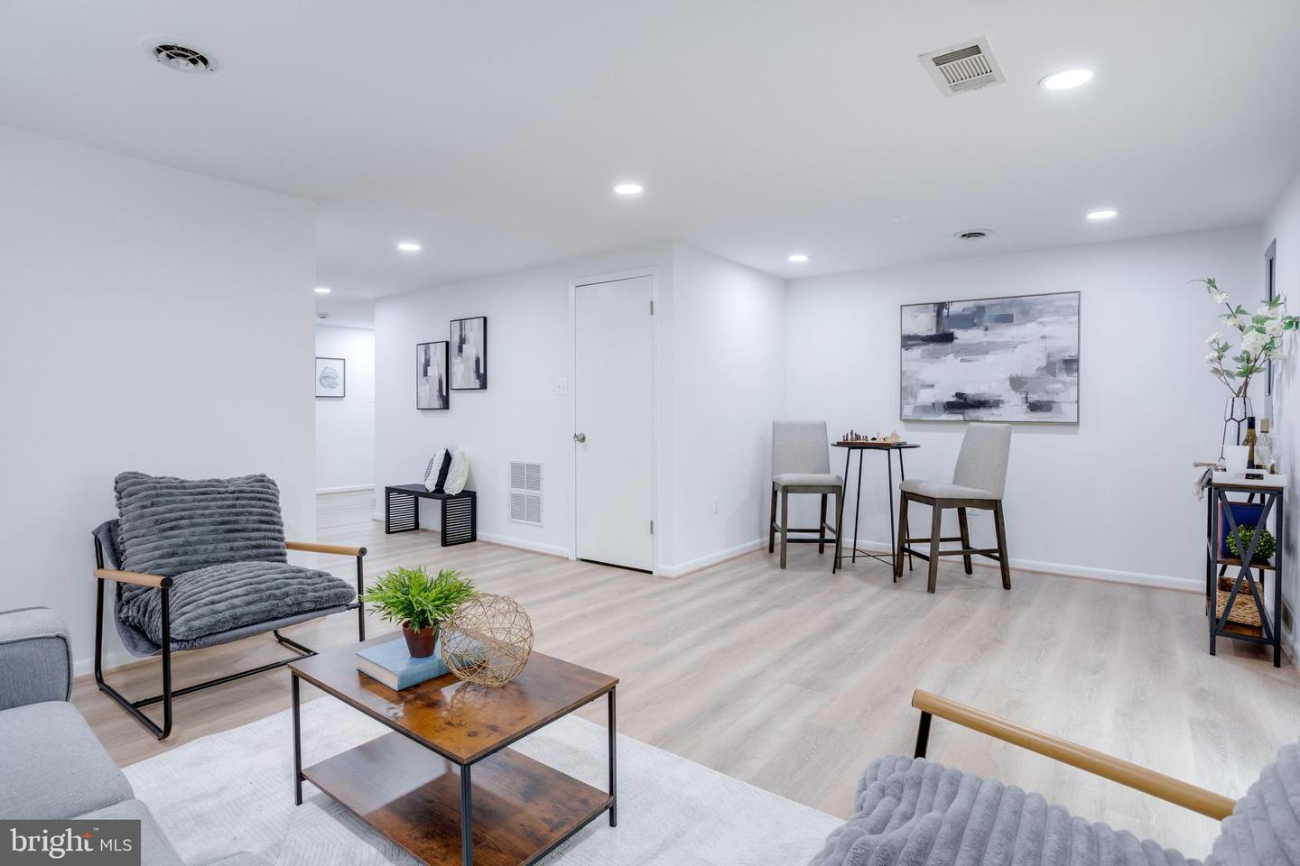 6072 HOLLOW HILL LN, SPRINGFIELD, Virginia 22152, 3 Bedrooms Bedrooms, ,3 BathroomsBathrooms,Residential,For sale,6072 HOLLOW HILL LN,VAFX2234628 MLS # VAFX2234628