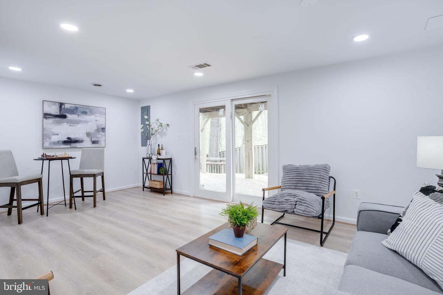 6072 HOLLOW HILL LN, SPRINGFIELD, Virginia 22152, 3 Bedrooms Bedrooms, ,3 BathroomsBathrooms,Residential,For sale,6072 HOLLOW HILL LN,VAFX2234628 MLS # VAFX2234628