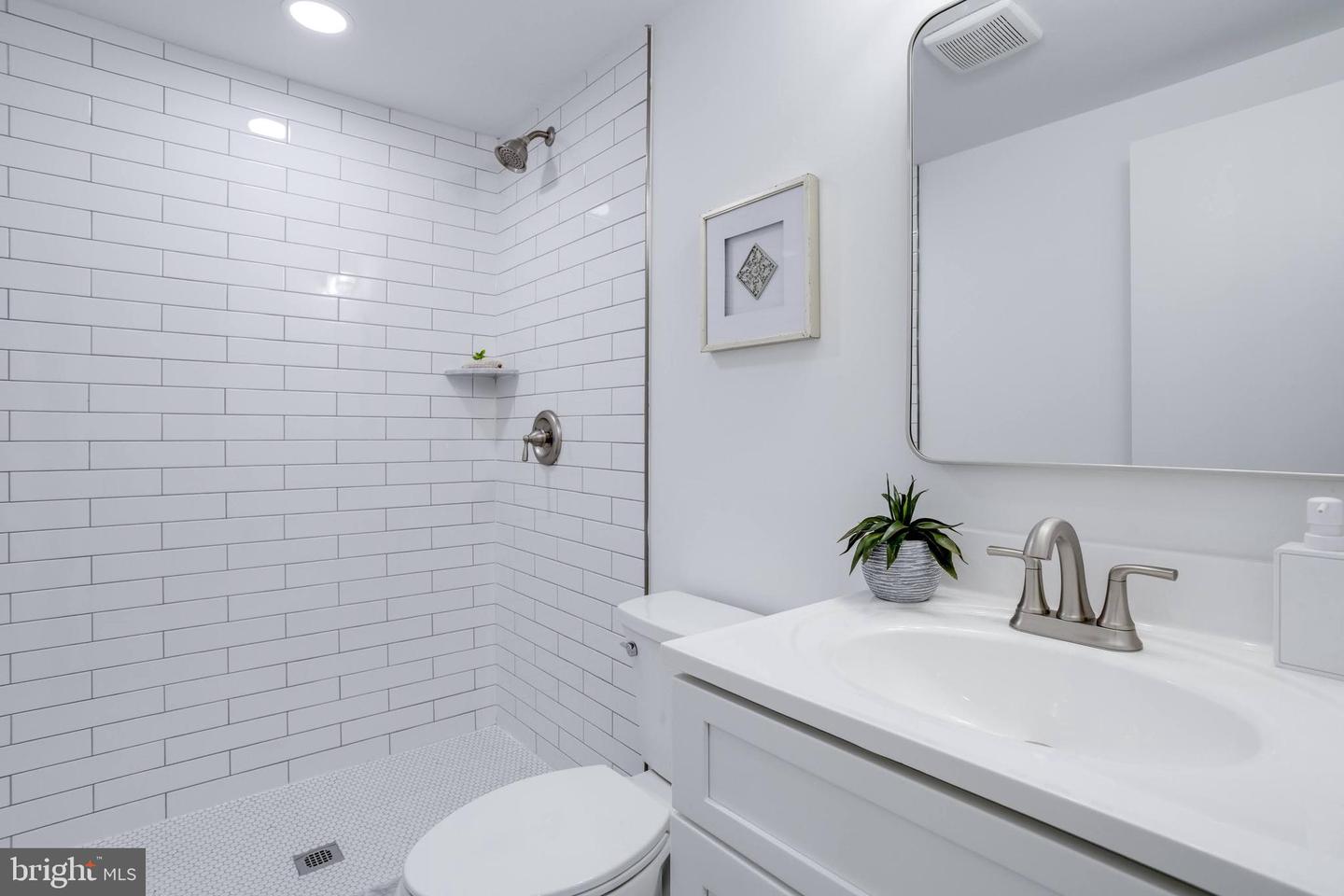 6072 HOLLOW HILL LN, SPRINGFIELD, Virginia 22152, 3 Bedrooms Bedrooms, ,3 BathroomsBathrooms,Residential,For sale,6072 HOLLOW HILL LN,VAFX2234628 MLS # VAFX2234628
