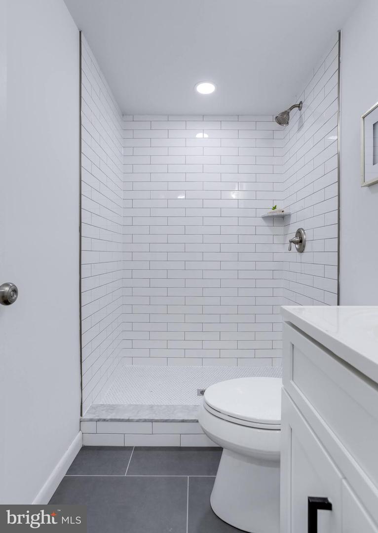 6072 HOLLOW HILL LN, SPRINGFIELD, Virginia 22152, 3 Bedrooms Bedrooms, ,3 BathroomsBathrooms,Residential,For sale,6072 HOLLOW HILL LN,VAFX2234628 MLS # VAFX2234628