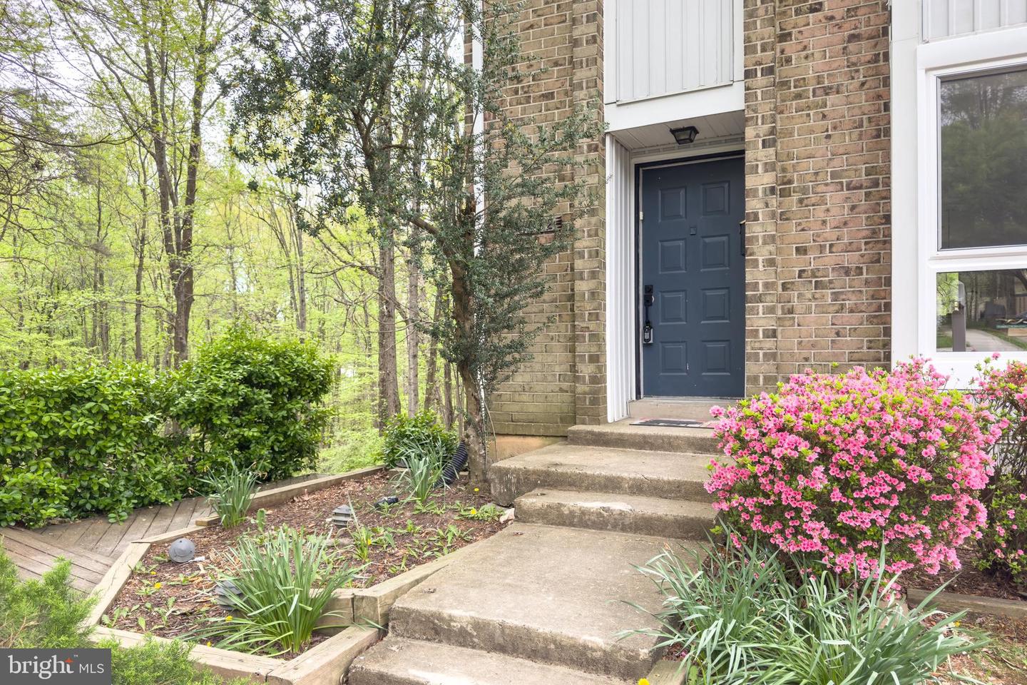 6072 HOLLOW HILL LN, SPRINGFIELD, Virginia 22152, 3 Bedrooms Bedrooms, ,3 BathroomsBathrooms,Residential,For sale,6072 HOLLOW HILL LN,VAFX2234628 MLS # VAFX2234628