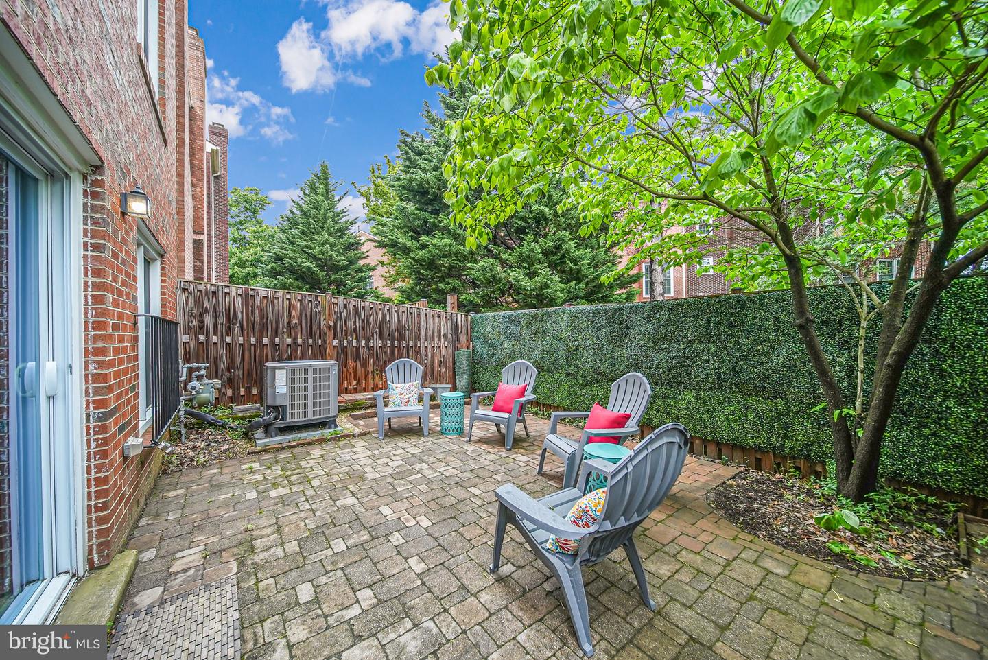 2 S MANCHESTER ST S, ARLINGTON, Virginia 22204, 3 Bedrooms Bedrooms, ,3 BathroomsBathrooms,Residential,For sale,2 S MANCHESTER ST S,VAAR2056770 MLS # VAAR2056770