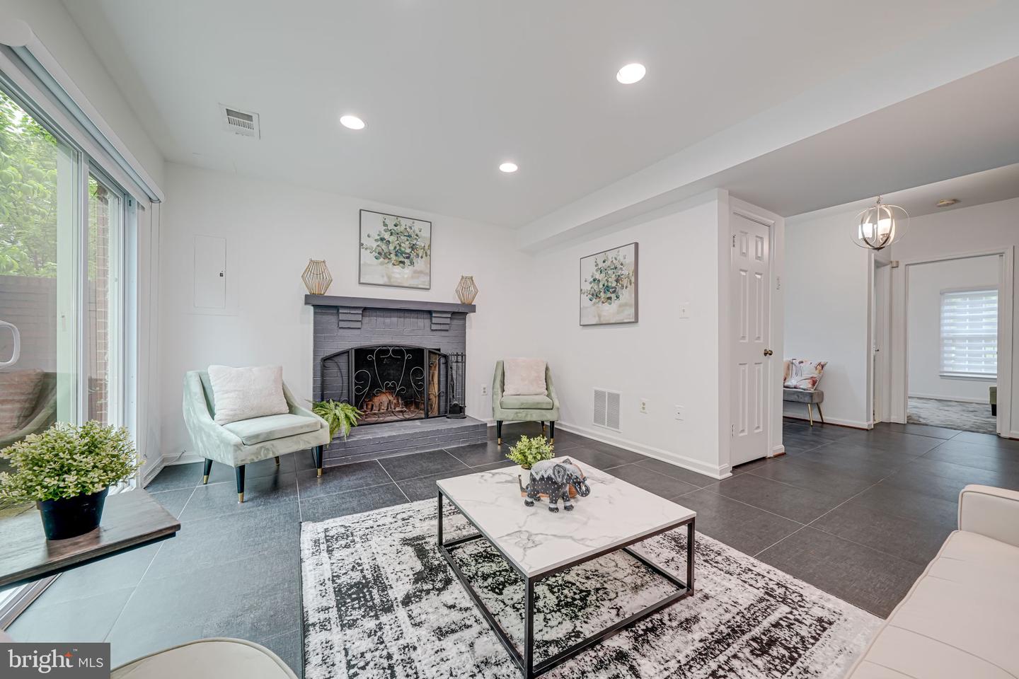 2 S MANCHESTER ST S, ARLINGTON, Virginia 22204, 3 Bedrooms Bedrooms, ,3 BathroomsBathrooms,Residential,For sale,2 S MANCHESTER ST S,VAAR2056770 MLS # VAAR2056770