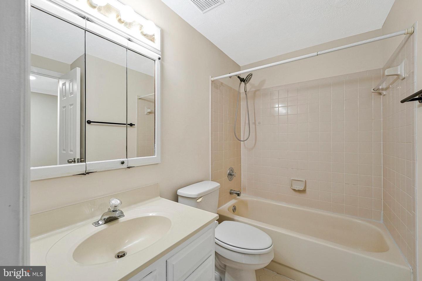 44060 FERNCLIFF TER, ASHBURN, Virginia 20147, 2 Bedrooms Bedrooms, ,3 BathroomsBathrooms,Residential,For sale,44060 FERNCLIFF TER,VALO2095158 MLS # VALO2095158
