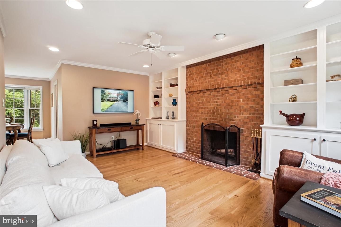 9532 LOCUST HILL DR, GREAT FALLS, Virginia 22066, 5 Bedrooms Bedrooms, ,3 BathroomsBathrooms,Residential,For sale,9532 LOCUST HILL DR,VAFX2239222 MLS # VAFX2239222