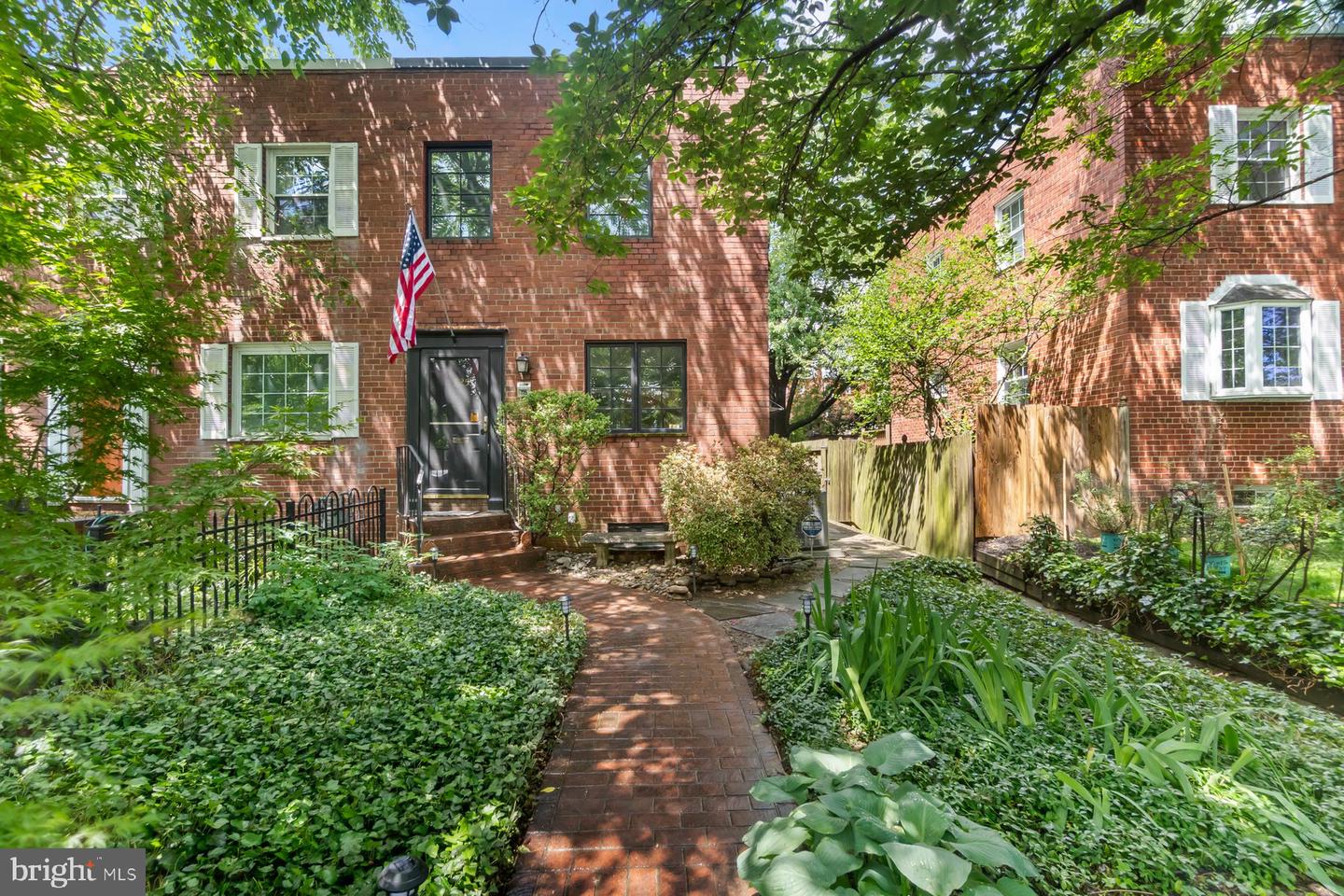 725 S COLUMBUS ST, ALEXANDRIA, Virginia 22314, 3 Bedrooms Bedrooms, ,3 BathroomsBathrooms,Residential,For sale,725 S COLUMBUS ST,VAAX2045110 MLS # VAAX2045110