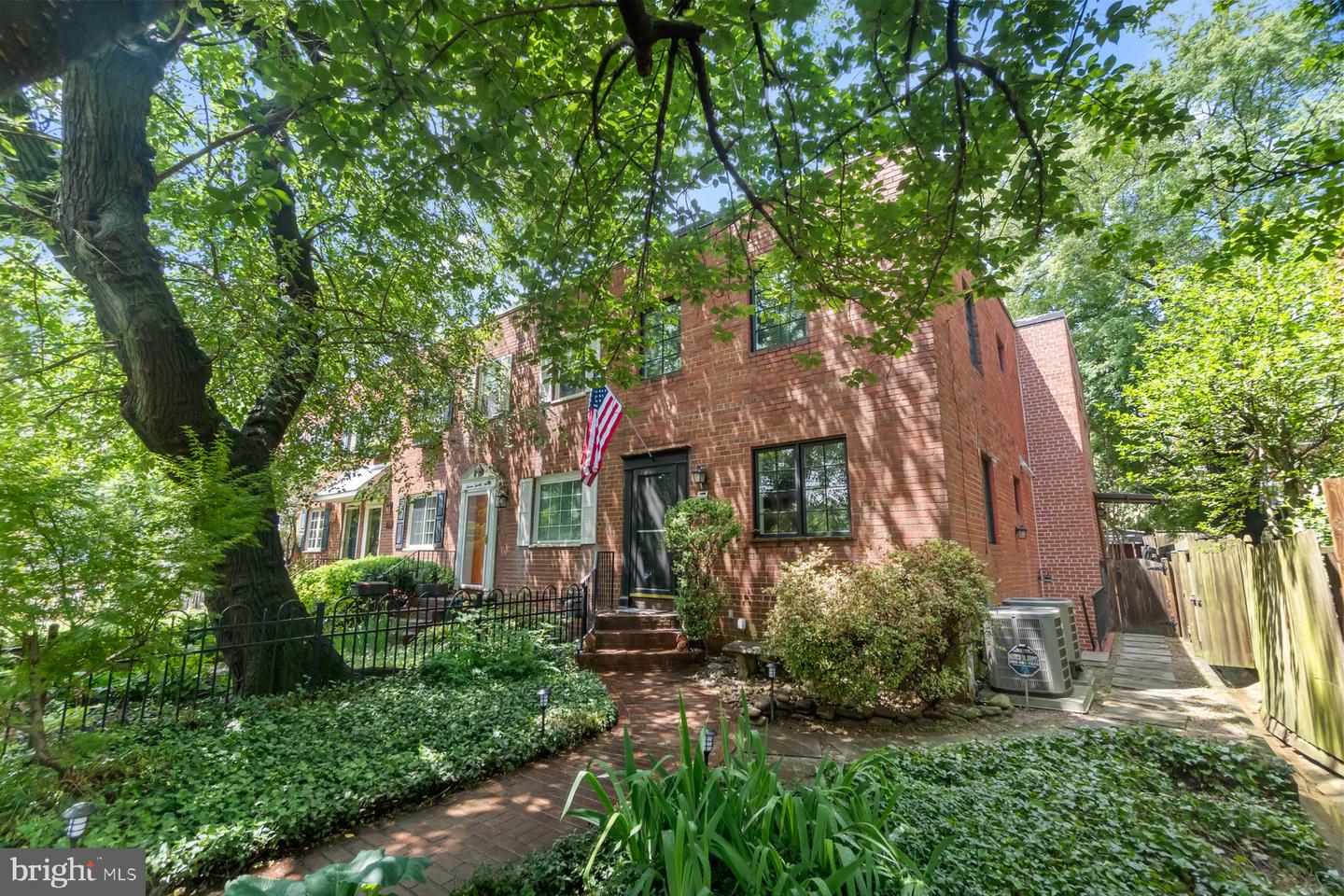 725 S COLUMBUS ST, ALEXANDRIA, Virginia 22314, 3 Bedrooms Bedrooms, ,3 BathroomsBathrooms,Residential,For sale,725 S COLUMBUS ST,VAAX2045110 MLS # VAAX2045110