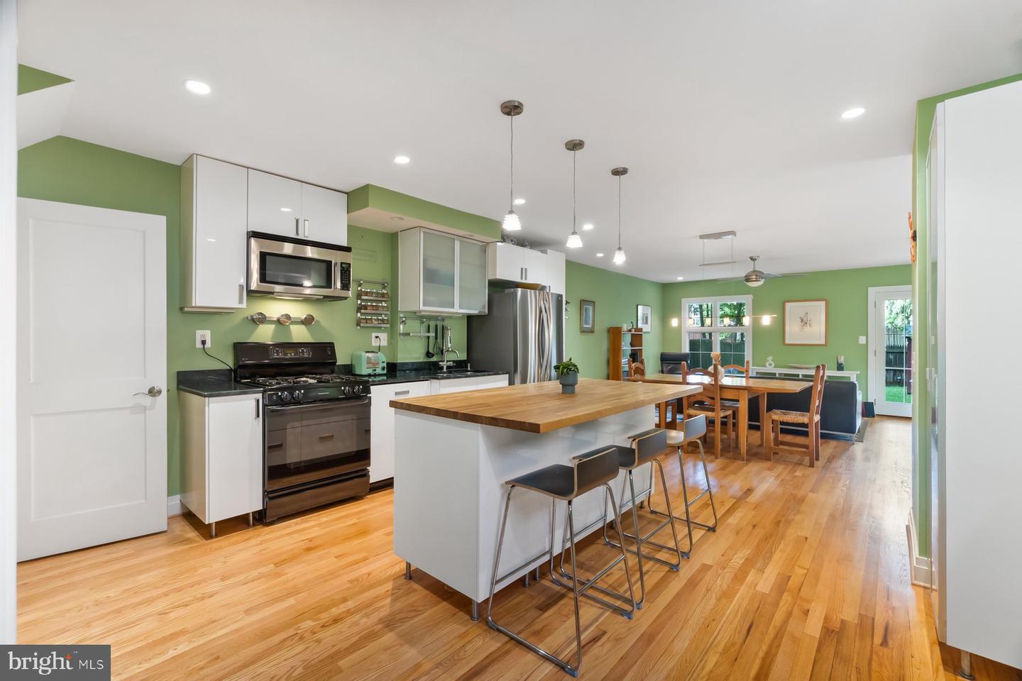 725 S COLUMBUS ST, ALEXANDRIA, Virginia 22314, 3 Bedrooms Bedrooms, ,3 BathroomsBathrooms,Residential,For sale,725 S COLUMBUS ST,VAAX2045110 MLS # VAAX2045110