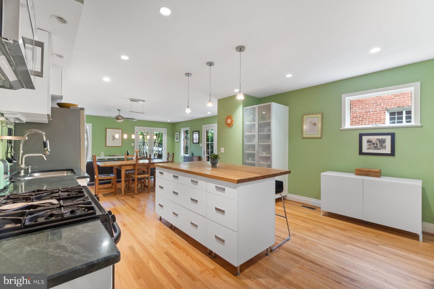 725 S COLUMBUS ST, ALEXANDRIA, Virginia 22314, 3 Bedrooms Bedrooms, ,3 BathroomsBathrooms,Residential,For sale,725 S COLUMBUS ST,VAAX2045110 MLS # VAAX2045110
