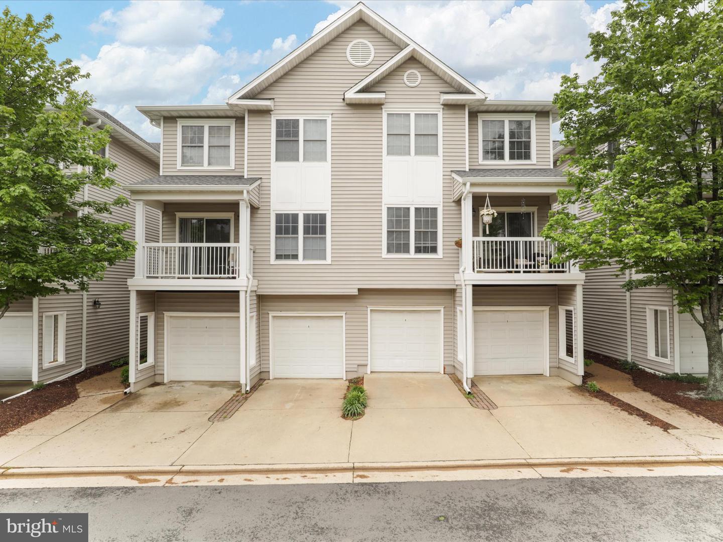 4574 SUPERIOR SQ, FAIRFAX, Virginia 22033, 2 Bedrooms Bedrooms, ,2 BathroomsBathrooms,Residential,For sale,4574 SUPERIOR SQ,VAFX2239660 MLS # VAFX2239660