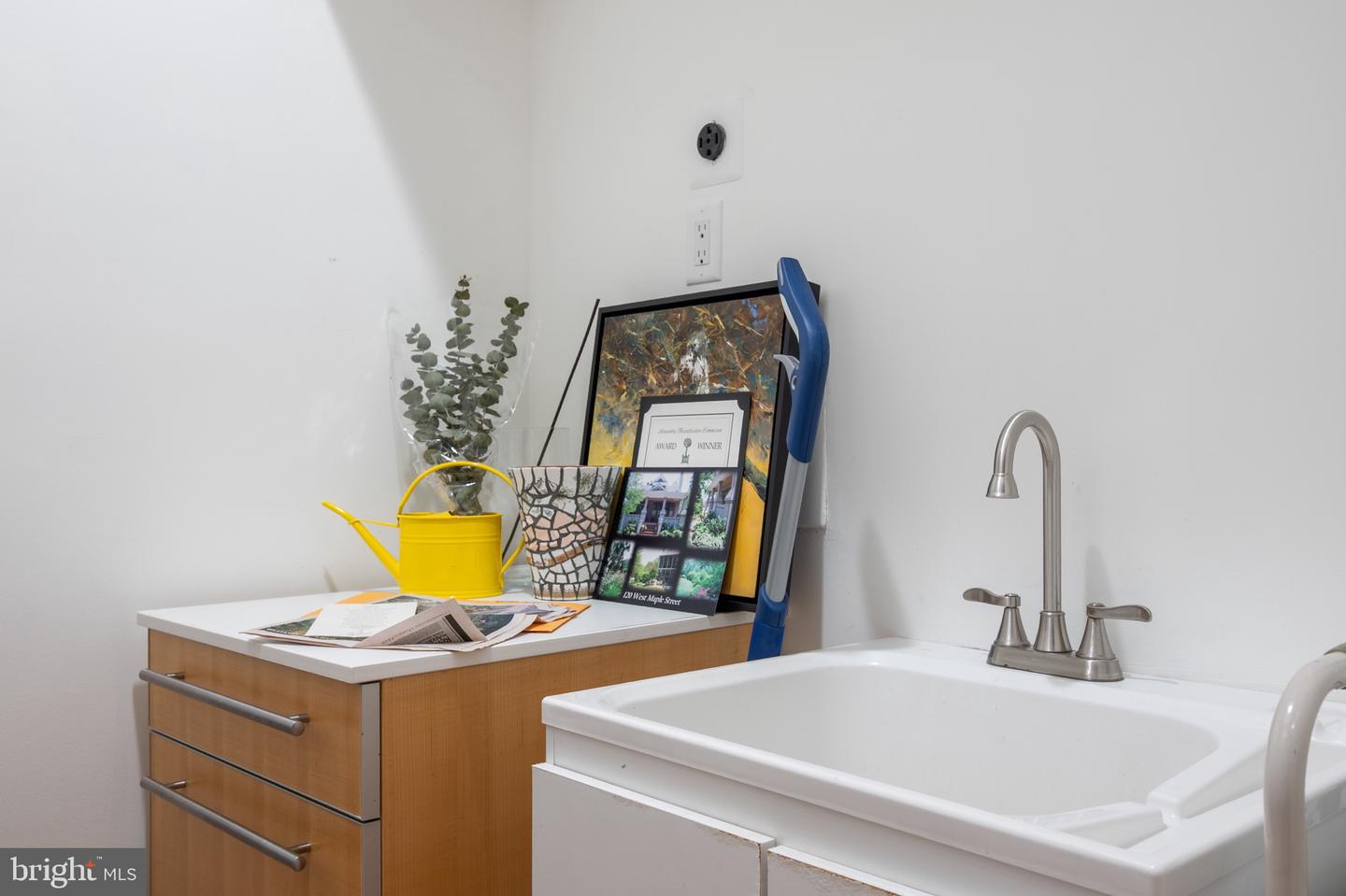 120 W MAPLE ST, ALEXANDRIA, Virginia 22301, 4 Bedrooms Bedrooms, ,3 BathroomsBathrooms,Residential,For sale,120 W MAPLE ST,VAAX2045226 MLS # VAAX2045226