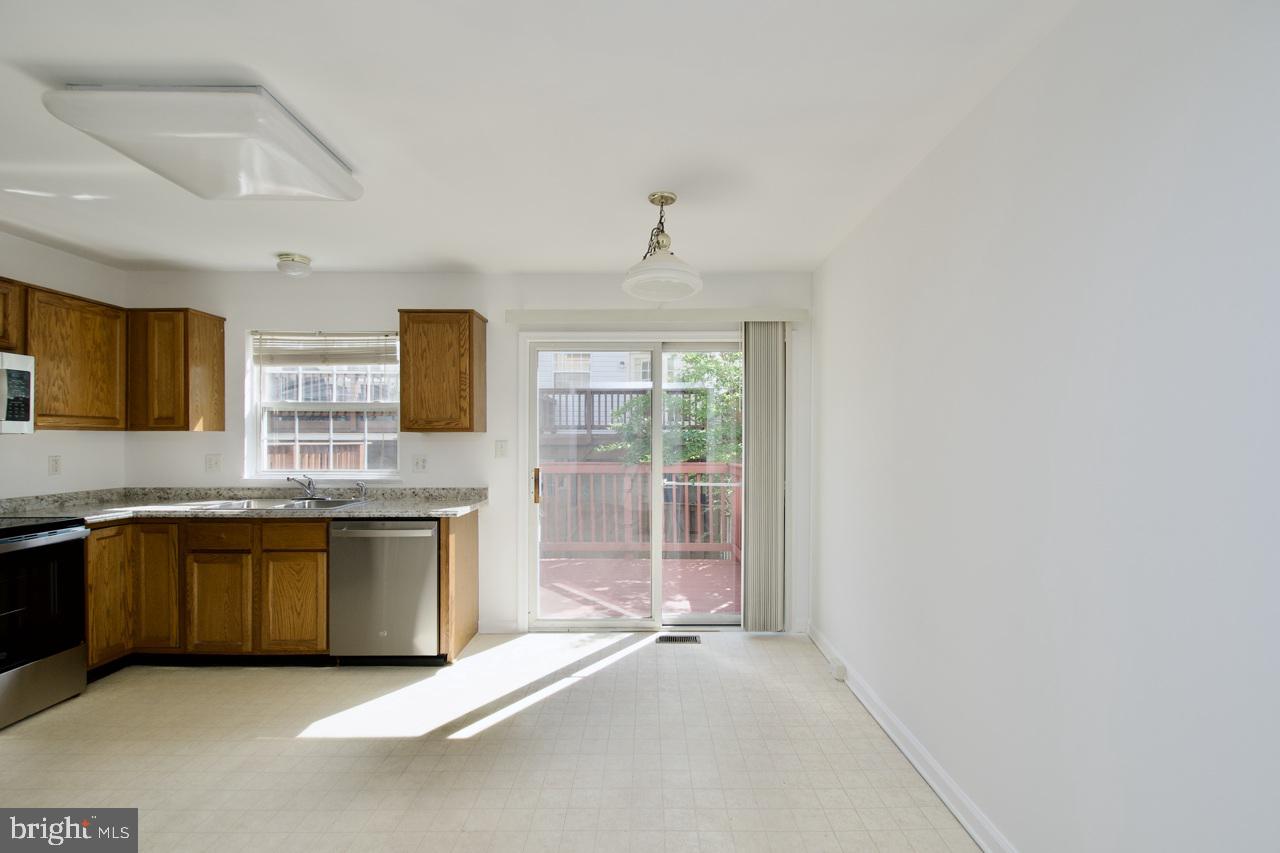1849 TIGER LILY CIR, WOODBRIDGE, Virginia 22192, 2 Bedrooms Bedrooms, ,3 BathroomsBathrooms,Residential,For sale,1849 TIGER LILY CIR,VAPW2094470 MLS # VAPW2094470