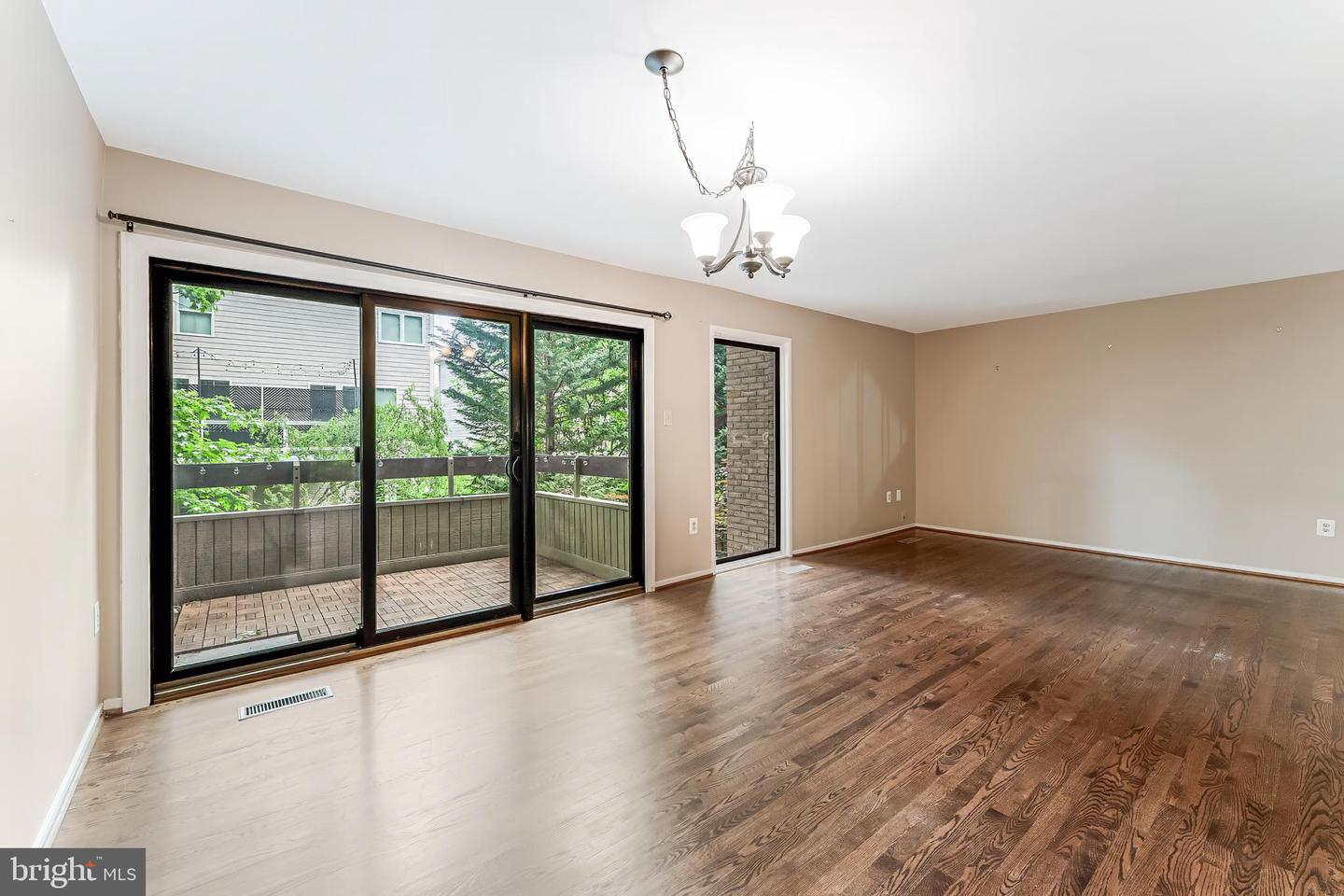 3131 EAKIN PARK CT, FAIRFAX, Virginia 22031, 3 Bedrooms Bedrooms, 8 Rooms Rooms,2 BathroomsBathrooms,Residential,For sale,3131 EAKIN PARK CT,VAFX2240264 MLS # VAFX2240264