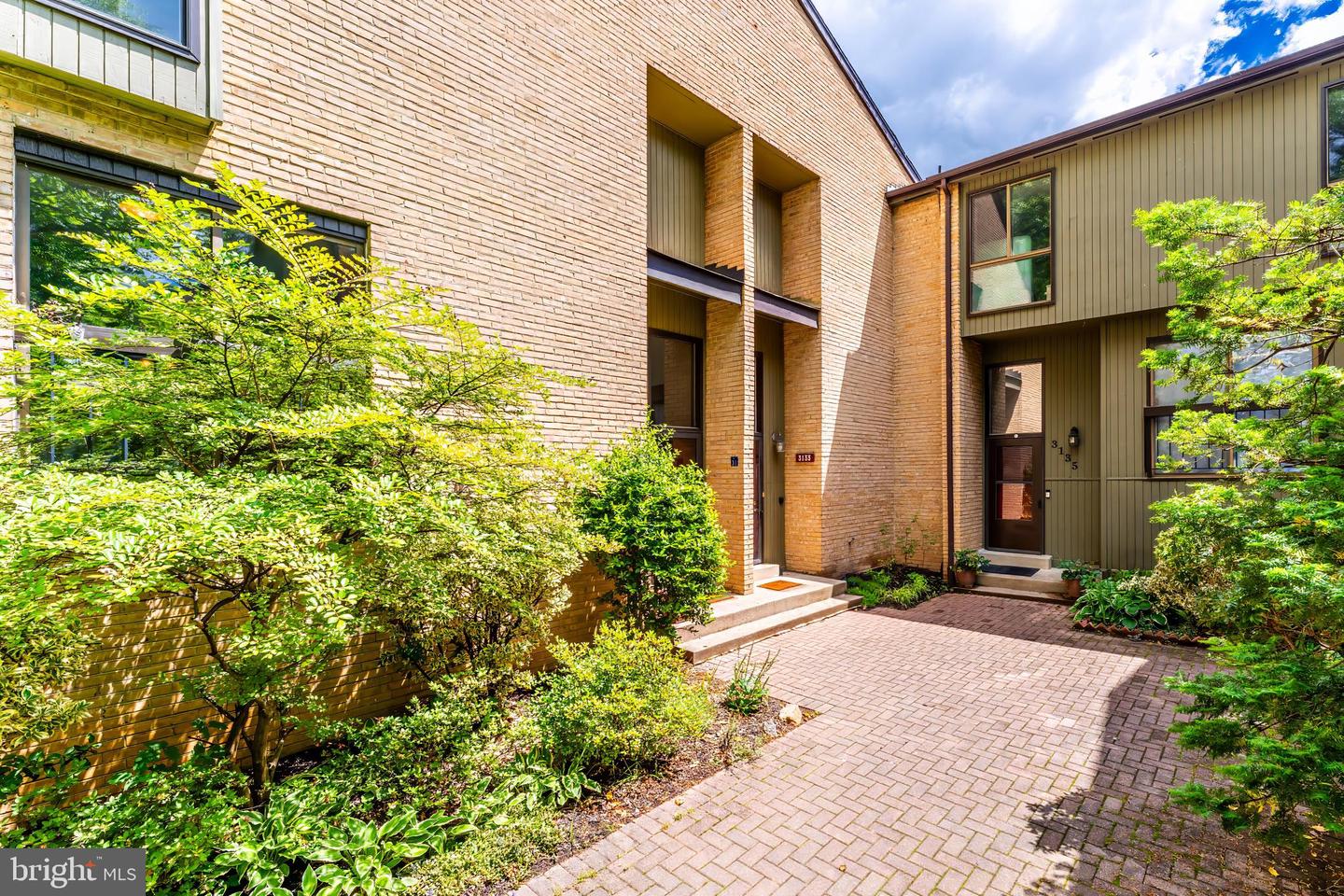 3131 EAKIN PARK CT, FAIRFAX, Virginia 22031, 3 Bedrooms Bedrooms, 8 Rooms Rooms,2 BathroomsBathrooms,Residential,For sale,3131 EAKIN PARK CT,VAFX2240264 MLS # VAFX2240264