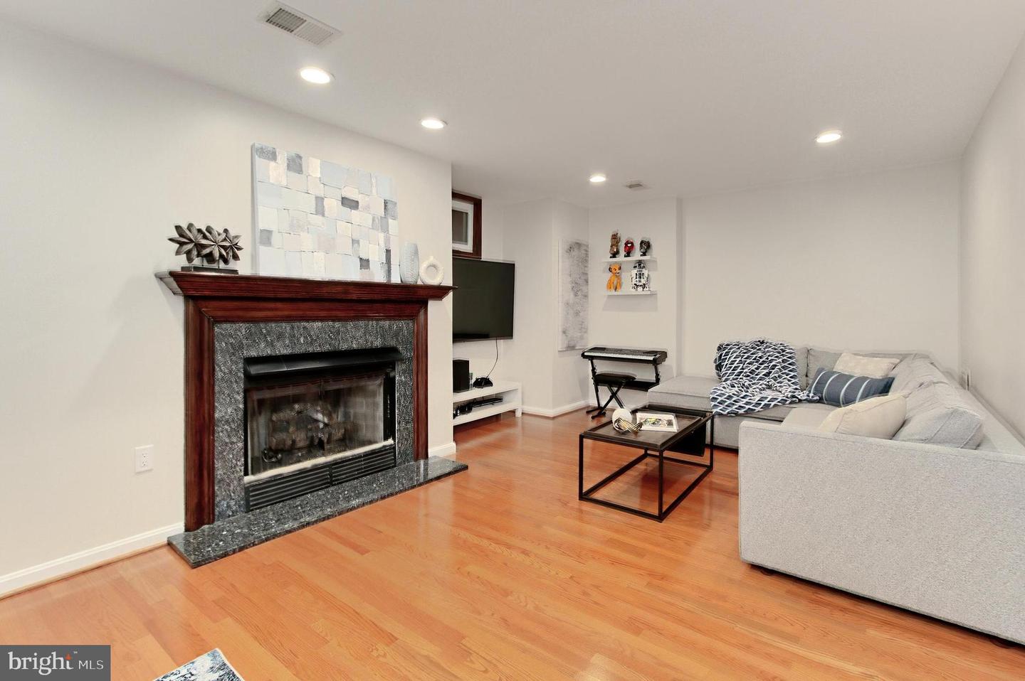 7224 OLDE LANTERN WAY, SPRINGFIELD, Virginia 22152, 3 Bedrooms Bedrooms, ,3 BathroomsBathrooms,Residential,For sale,7224 OLDE LANTERN WAY,VAFX2240292 MLS # VAFX2240292