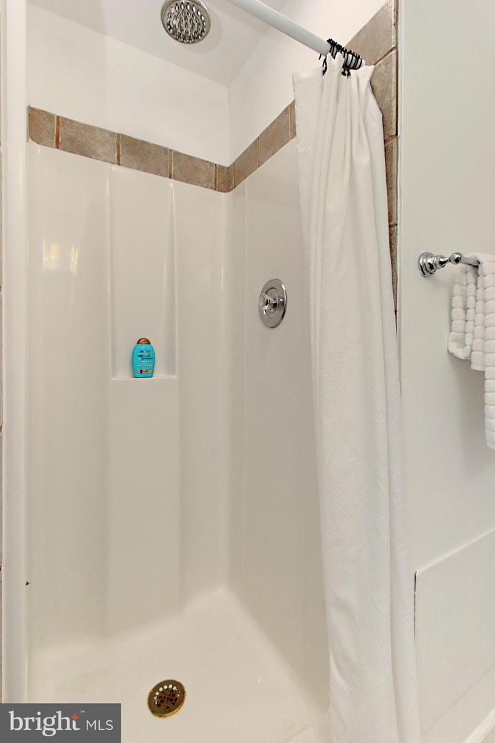 7224 OLDE LANTERN WAY, SPRINGFIELD, Virginia 22152, 3 Bedrooms Bedrooms, ,3 BathroomsBathrooms,Residential,For sale,7224 OLDE LANTERN WAY,VAFX2240292 MLS # VAFX2240292