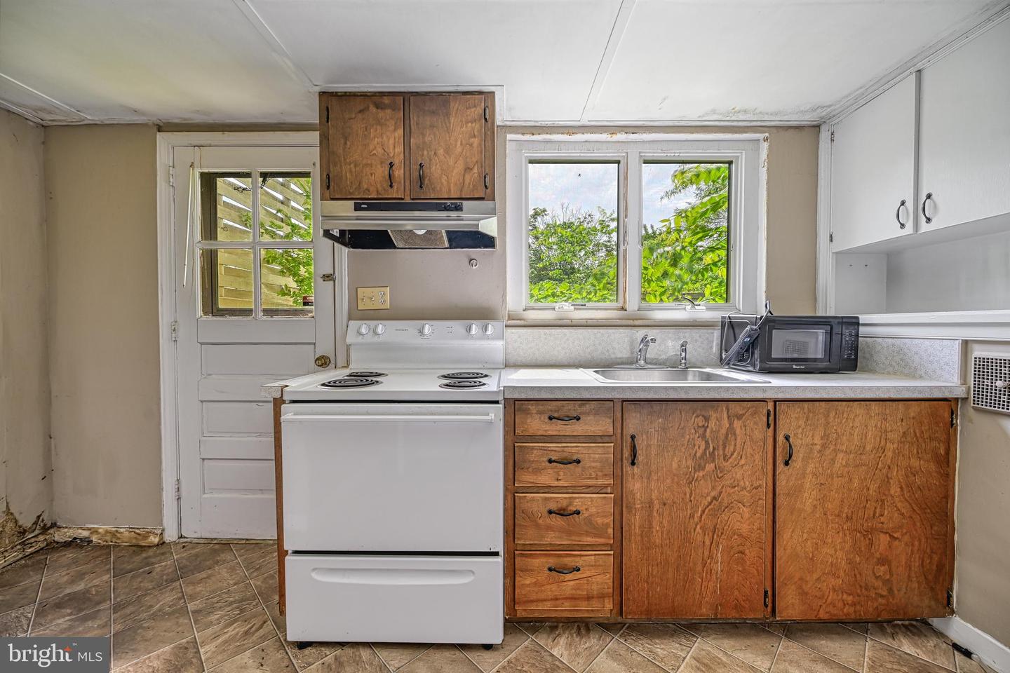 102 E WASHINGTON ST, REMINGTON, Virginia 22734, 2 Bedrooms Bedrooms, ,1 BathroomBathrooms,Residential,For sale,102 E WASHINGTON ST,VAFQ2016586 MLS # VAFQ2016586