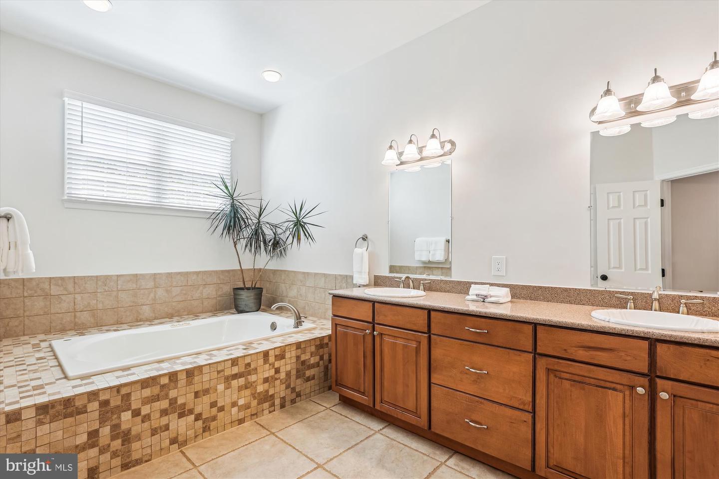 12308 COUNTRY RIDGE LN, FAIRFAX, Virginia 22033, 5 Bedrooms Bedrooms, ,4 BathroomsBathrooms,Residential,For sale,12308 COUNTRY RIDGE LN,VAFX2240376 MLS # VAFX2240376
