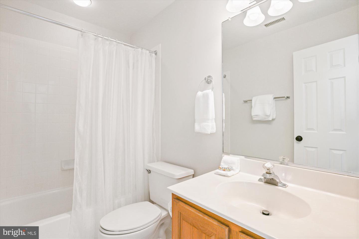 12308 COUNTRY RIDGE LN, FAIRFAX, Virginia 22033, 5 Bedrooms Bedrooms, ,4 BathroomsBathrooms,Residential,For sale,12308 COUNTRY RIDGE LN,VAFX2240376 MLS # VAFX2240376