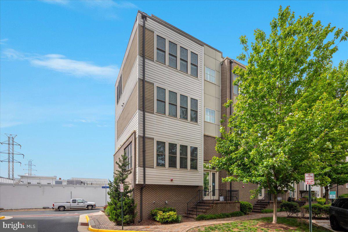 101 DYER CT, HERNDON, Virginia 20170, 4 Bedrooms Bedrooms, ,3 BathroomsBathrooms,Residential,For sale,101 DYER CT,VAFX2240516 MLS # VAFX2240516