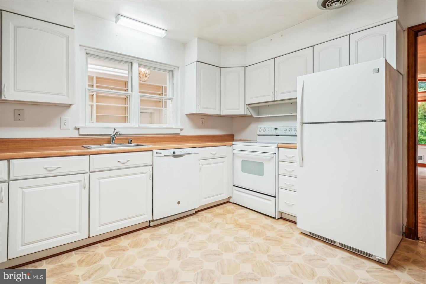 1116 MORNINGSIDE LN, ALEXANDRIA, Virginia 22308, 3 Bedrooms Bedrooms, ,3 BathroomsBathrooms,Residential,For sale,1116 MORNINGSIDE LN,VAFX2241094 MLS # VAFX2241094