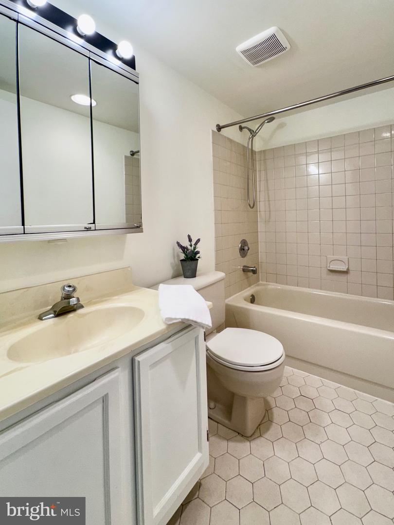 805 N HOWARD ST #446, ALEXANDRIA, Virginia 22304, 2 Bedrooms Bedrooms, ,2 BathroomsBathrooms,Residential,For sale,805 N HOWARD ST #446,VAAX2045386 MLS # VAAX2045386