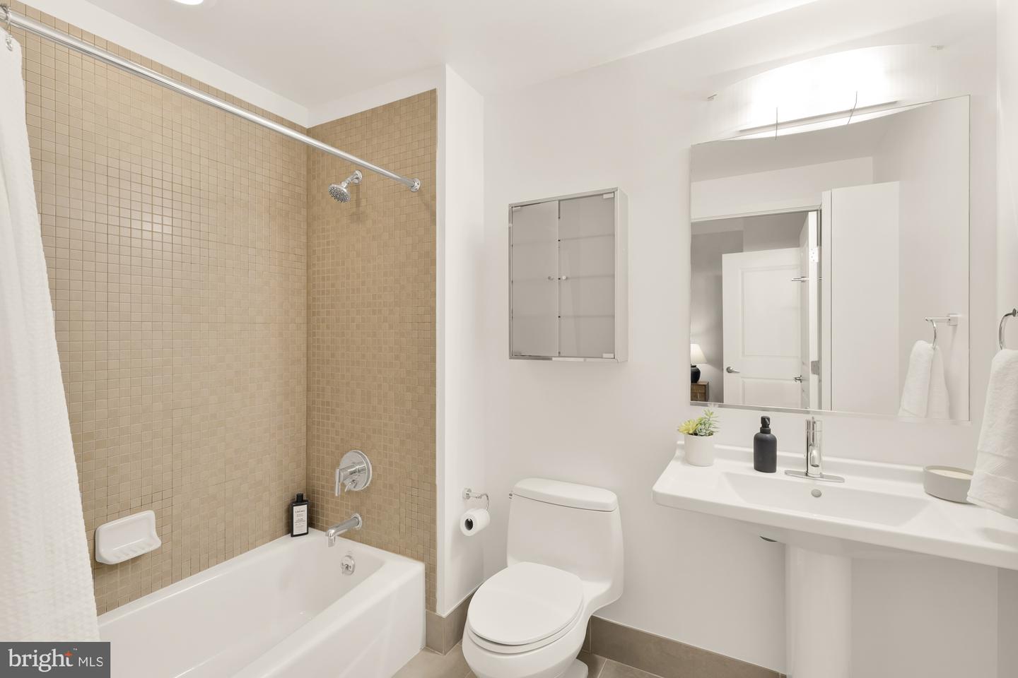 2125 14TH ST NW #224, WASHINGTON, District Of Columbia 20009, 2 Bedrooms Bedrooms, ,2 BathroomsBathrooms,Residential,For sale,2125 14TH ST NW #224,DCDC2200962 MLS # DCDC2200962