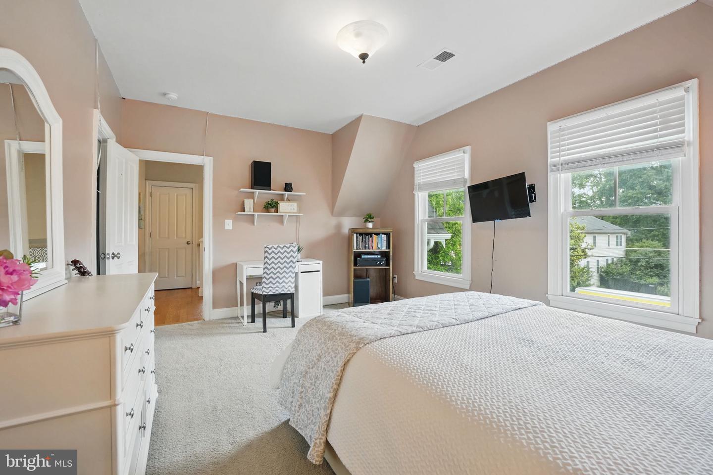 204 ELM ST SW, VIENNA, Virginia 22180, 4 Bedrooms Bedrooms, ,3 BathroomsBathrooms,Residential,For sale,204 ELM ST SW,VAFX2241148 MLS # VAFX2241148