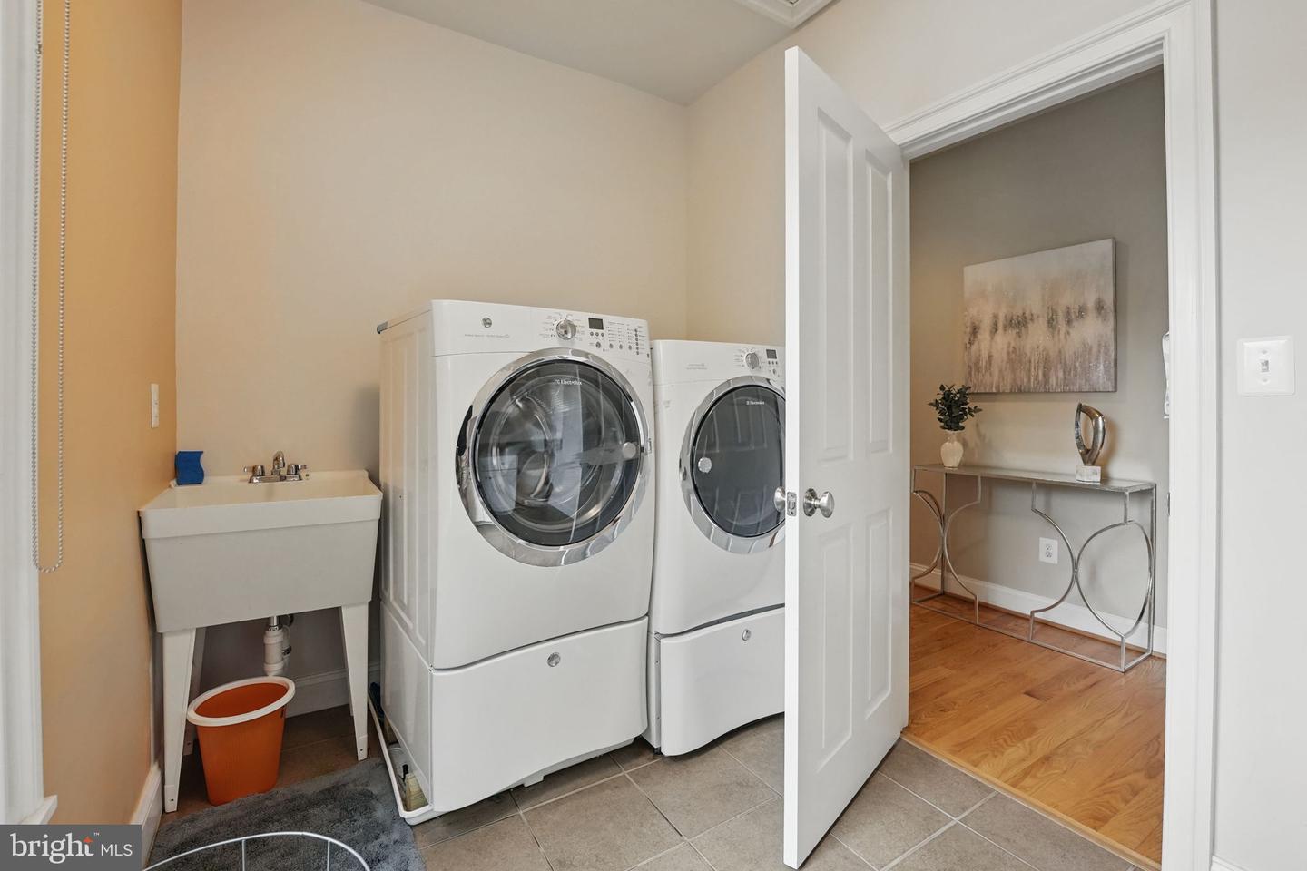 204 ELM ST SW, VIENNA, Virginia 22180, 4 Bedrooms Bedrooms, ,3 BathroomsBathrooms,Residential,For sale,204 ELM ST SW,VAFX2241148 MLS # VAFX2241148