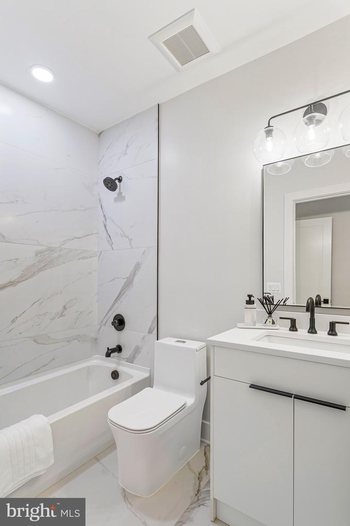 1724 CONNECTICUT AVE NW #8, WASHINGTON, District Of Columbia 20009, 2 Bedrooms Bedrooms, ,2 BathroomsBathrooms,Residential,For sale,1724 CONNECTICUT AVE NW #8,DCDC2201138 MLS # DCDC2201138