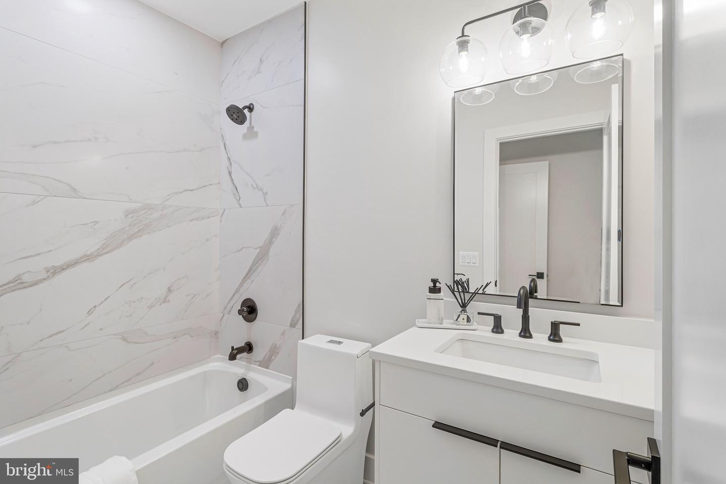 1724 CONNECTICUT AVE NW #8, WASHINGTON, District Of Columbia 20009, 2 Bedrooms Bedrooms, ,2 BathroomsBathrooms,Residential,For sale,1724 CONNECTICUT AVE NW #8,DCDC2201138 MLS # DCDC2201138
