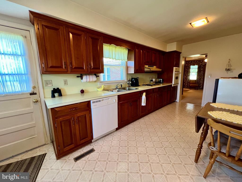 9815 RICHMOND RD, WARSAW, Virginia 22572, 3 Bedrooms Bedrooms, 7 Rooms Rooms,2 BathroomsBathrooms,Residential,For sale,9815 RICHMOND RD,VARV2000508 MLS # VARV2000508