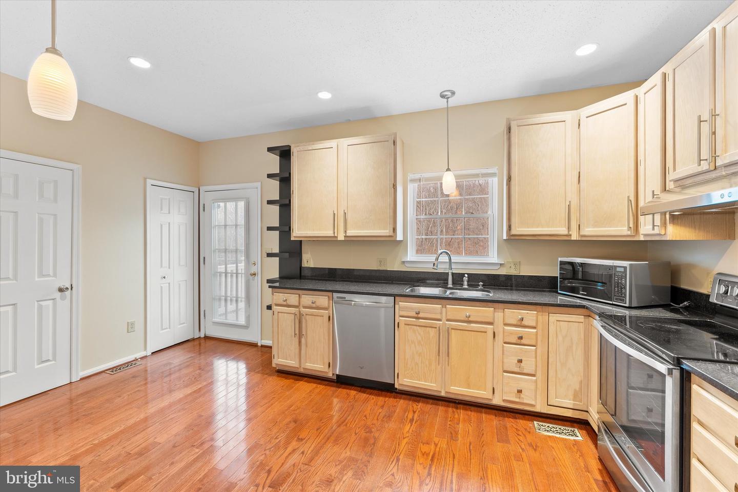 407 LAKEVIEW CT, STAFFORD, Virginia 22554, 4 Bedrooms Bedrooms, ,3 BathroomsBathrooms,Residential,For sale,407 LAKEVIEW CT,VAST2038956 MLS # VAST2038956