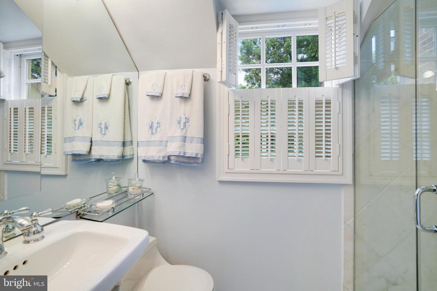 4629 32ND RD N, ARLINGTON, Virginia 22207, 5 Bedrooms Bedrooms, ,4 BathroomsBathrooms,Residential,For sale,4629 32ND RD N,VAAR2057702 MLS # VAAR2057702