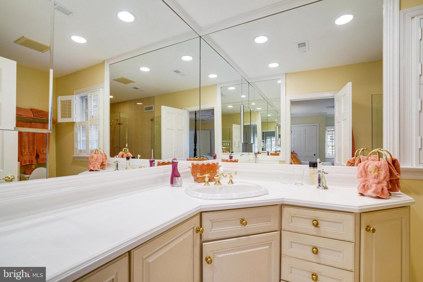 4629 32ND RD N, ARLINGTON, Virginia 22207, 5 Bedrooms Bedrooms, ,4 BathroomsBathrooms,Residential,For sale,4629 32ND RD N,VAAR2057702 MLS # VAAR2057702