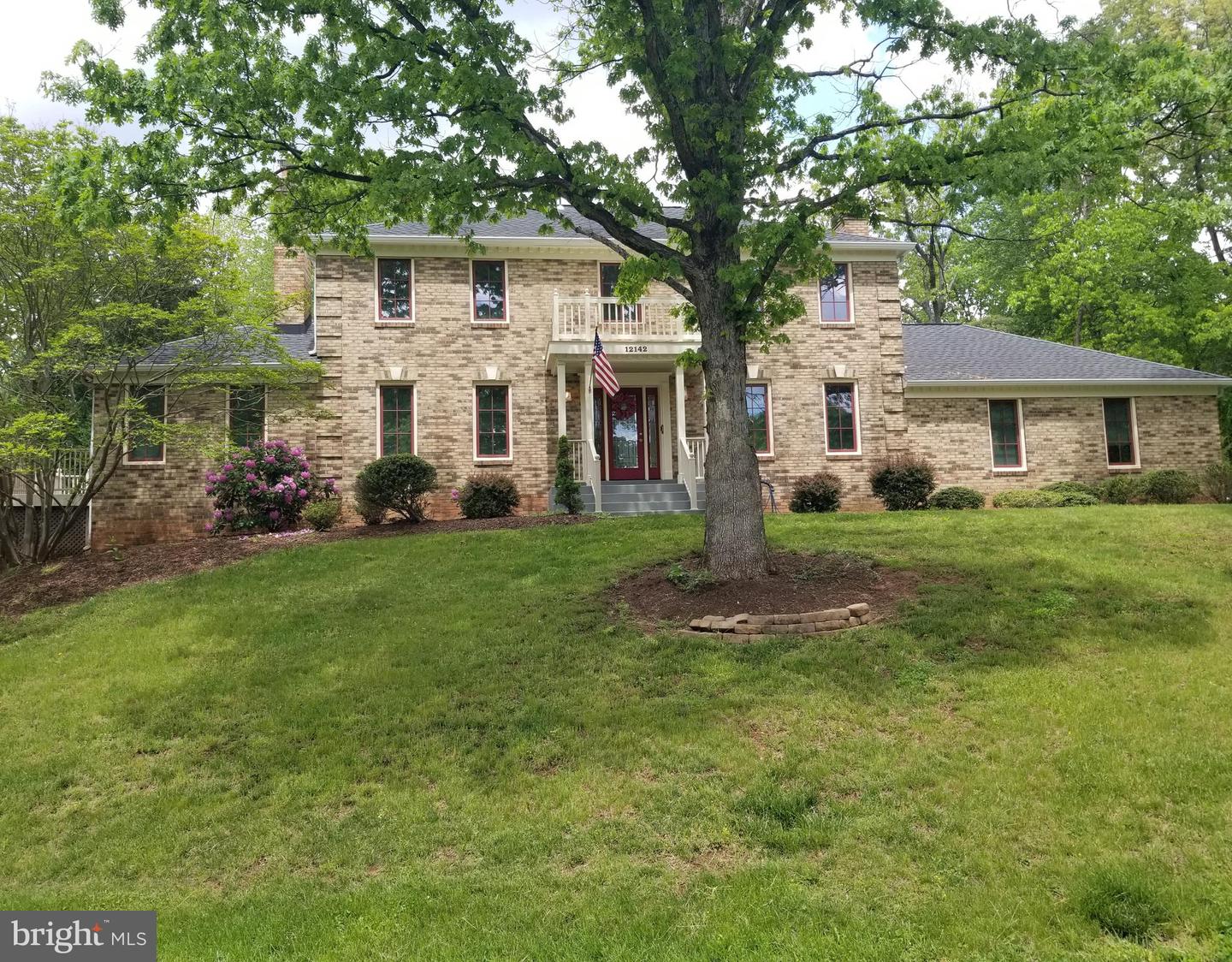 12142 HOLLY KNOLL CIR, GREAT FALLS, Virginia 22066, 4 Bedrooms Bedrooms, ,3 BathroomsBathrooms,Residential,For sale,12142 HOLLY KNOLL CIR,VAFX2238630 MLS # VAFX2238630