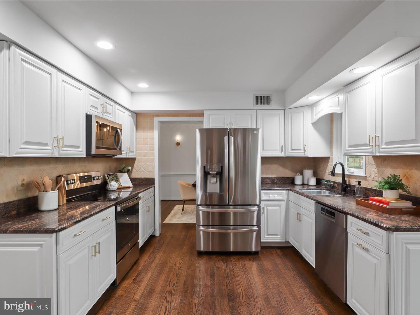12142 HOLLY KNOLL CIR, GREAT FALLS, Virginia 22066, 4 Bedrooms Bedrooms, ,3 BathroomsBathrooms,Residential,For sale,12142 HOLLY KNOLL CIR,VAFX2238630 MLS # VAFX2238630