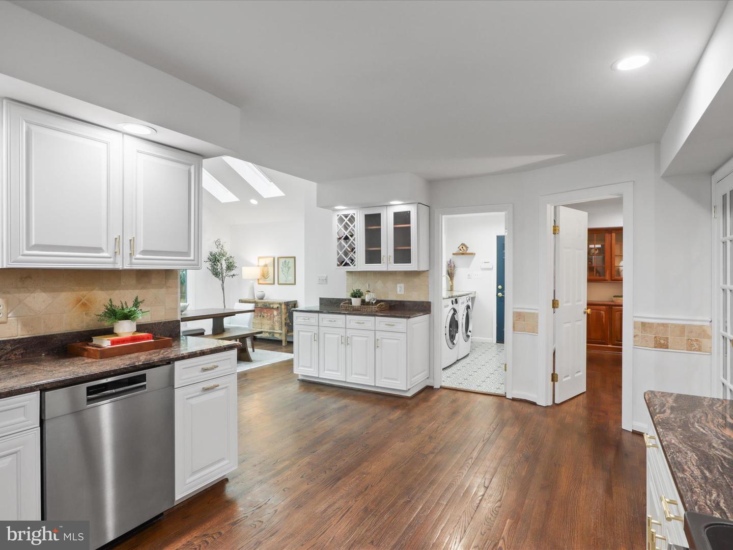12142 HOLLY KNOLL CIR, GREAT FALLS, Virginia 22066, 4 Bedrooms Bedrooms, ,3 BathroomsBathrooms,Residential,For sale,12142 HOLLY KNOLL CIR,VAFX2238630 MLS # VAFX2238630