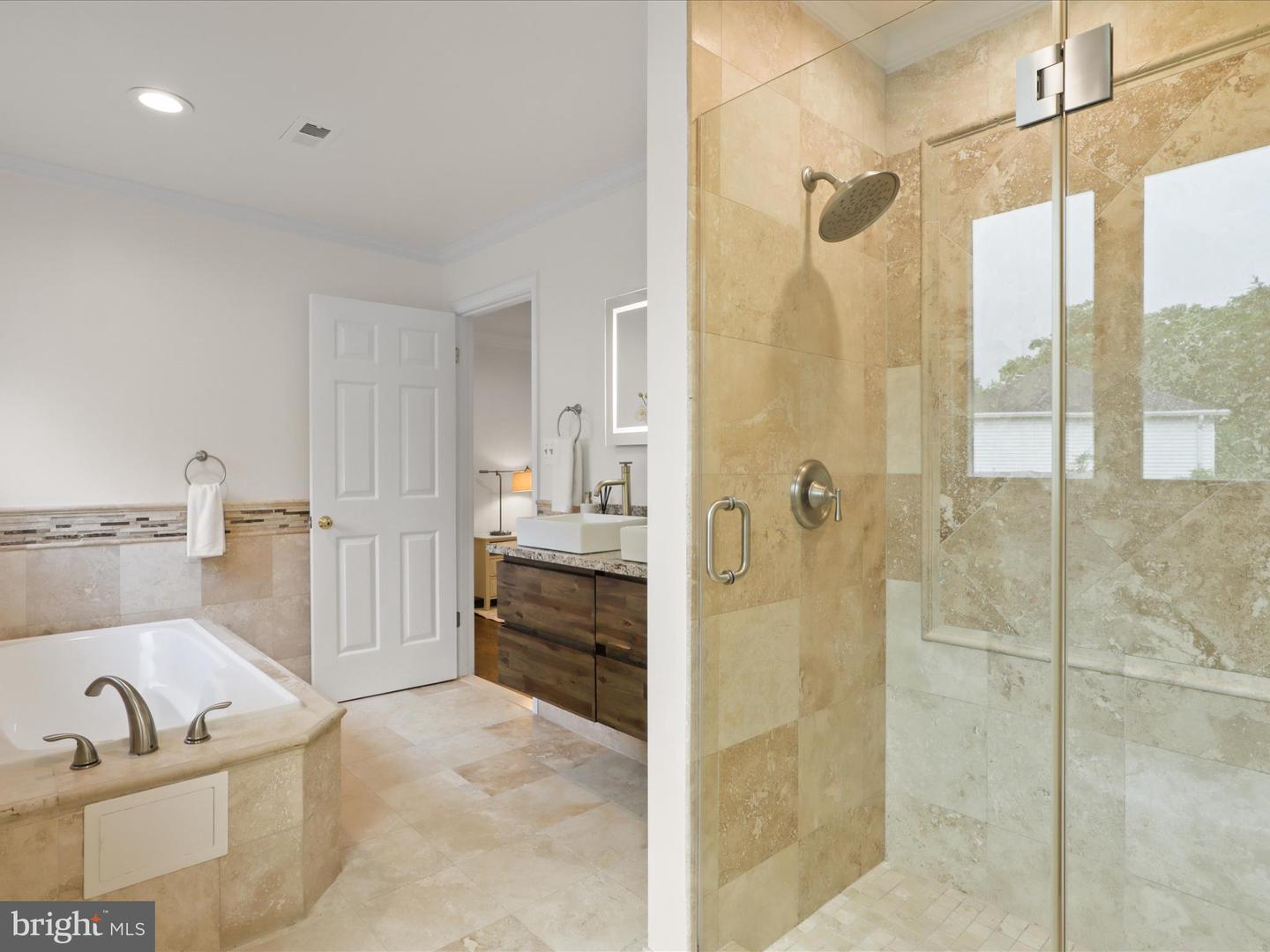 12142 HOLLY KNOLL CIR, GREAT FALLS, Virginia 22066, 4 Bedrooms Bedrooms, ,3 BathroomsBathrooms,Residential,For sale,12142 HOLLY KNOLL CIR,VAFX2238630 MLS # VAFX2238630