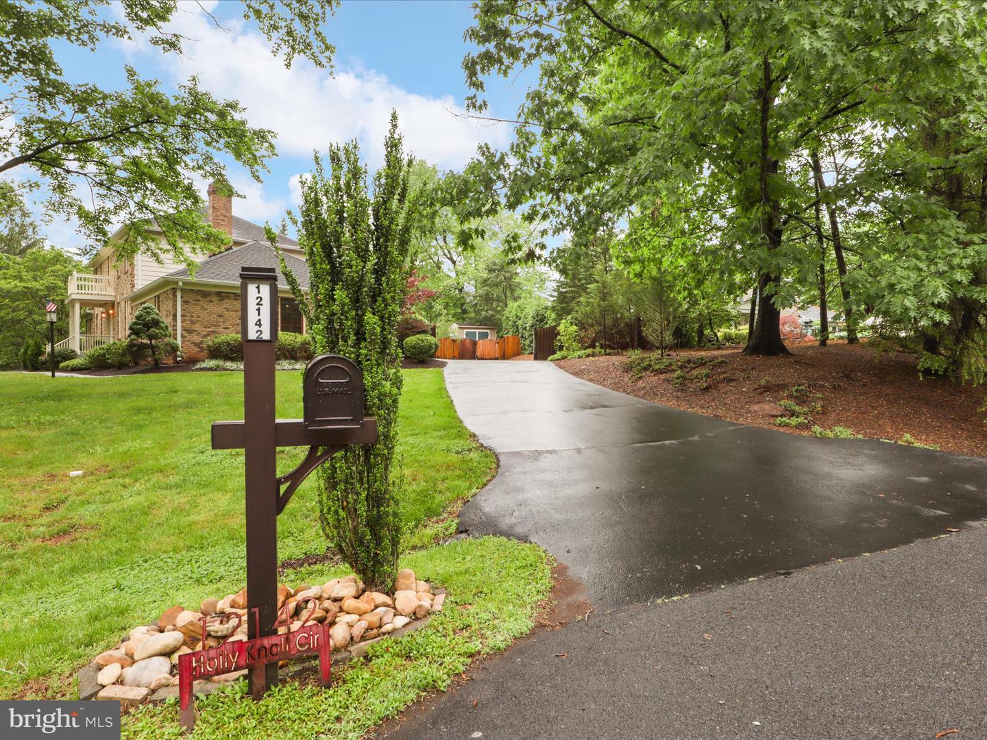 12142 HOLLY KNOLL CIR, GREAT FALLS, Virginia 22066, 4 Bedrooms Bedrooms, ,3 BathroomsBathrooms,Residential,For sale,12142 HOLLY KNOLL CIR,VAFX2238630 MLS # VAFX2238630